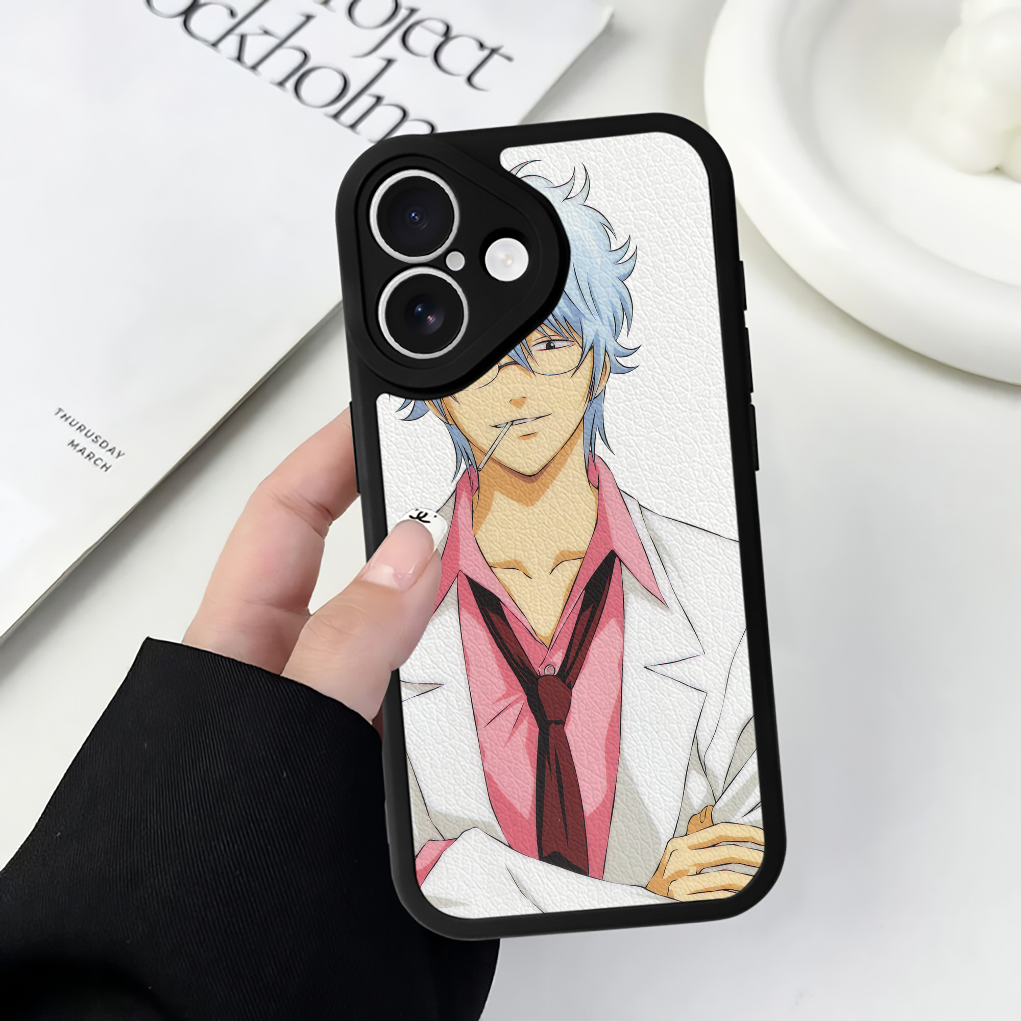 （画像用） ぎんたま 坂田銀時（さかたぎんとき） 神楽 志村新八（しむら しんぱち） GINTAMA Sakata Gintoki Kagura Shimura Shinpachi 【iPhone 16シリーズ対応】シリコンスマホケース（レザー調） 材質：シリコン
